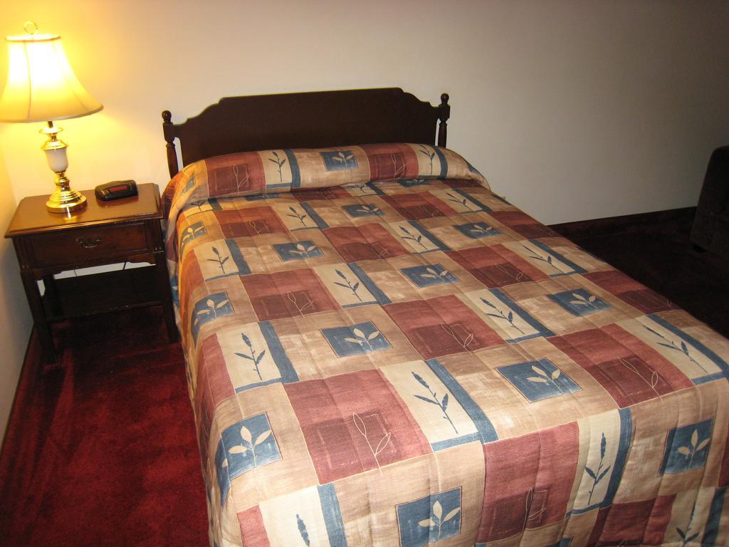 Downtowner Motor Inn Creston Room photo