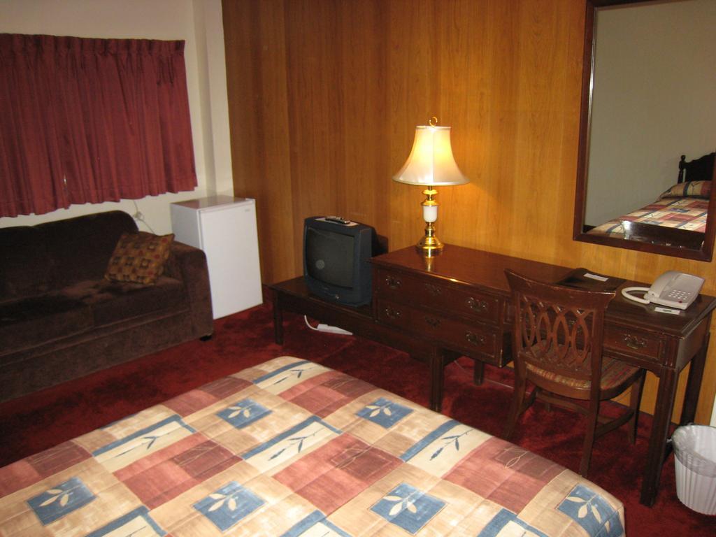 Downtowner Motor Inn Creston Room photo